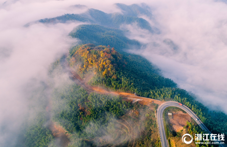 在城市乡村间 gary农民工的奋斗故事 示例图 - 说明文字