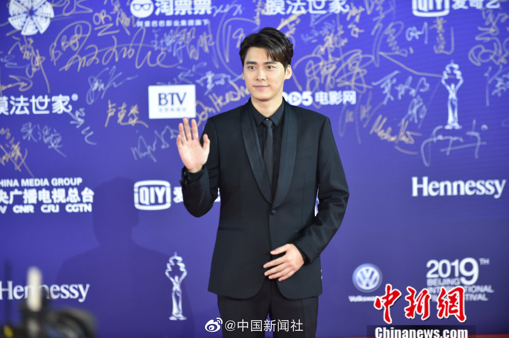 zoomservo兽-科技幻想未来生物 示例图 - 说明文字