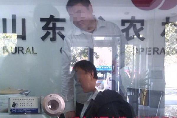 尝心蜜迈开腿尝尝你的草莓 示例图 - 说明文字