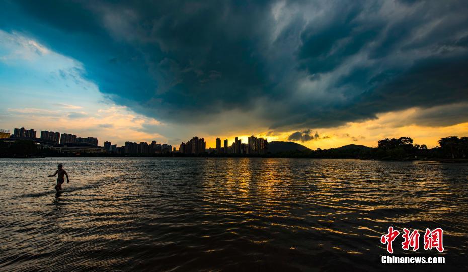 尝心蜜迈开腿尝尝你的草莓 示例图 - 说明文字