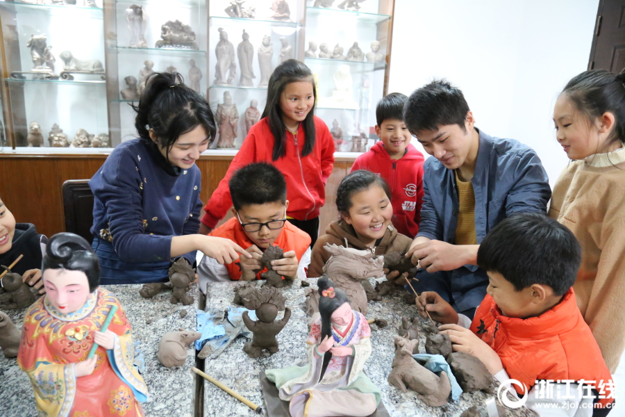 女警花闺房处女学习新技能准备晋升 示例图 - 说明文字